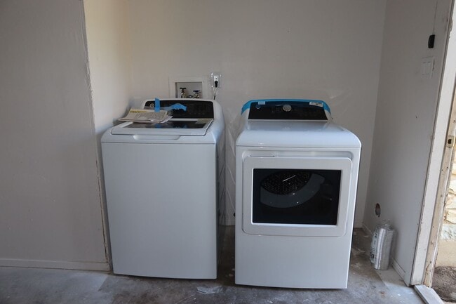 Building Photo - Aberdeen Duplex - 2Bd/2Ba - Remodeled - W/D - Fireplace - Garage - Fenced Patio - $1600