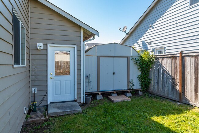 Building Photo - 3 Bedroom 2 Bath Home in Redwing