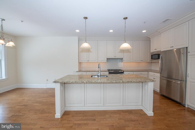 Building Photo - 5303 Parkview Dr