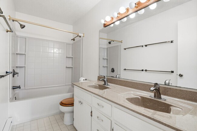 Building Photo - Spacious 5-Bedroom Home in Prestigious Blacksburg Country Club Estates