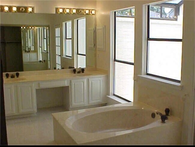 Building Photo - 13946 Dentwood Dr