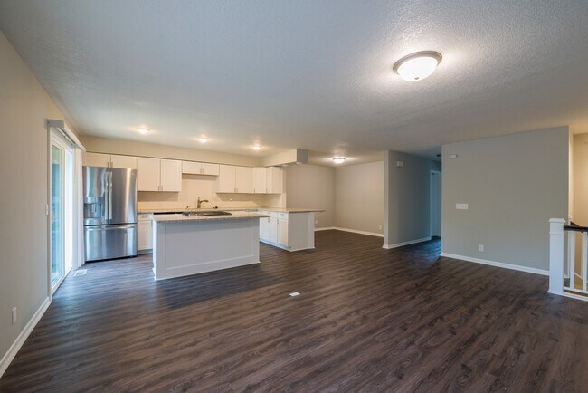 Building Photo - 5590-5592 Timber Lane Shorewood MN