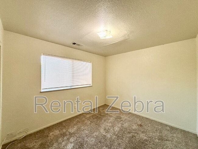 Building Photo - 34 Silverhorn Ct