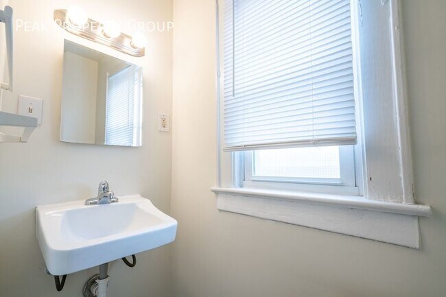 Building Photo - Available in October! Located in Grandview...