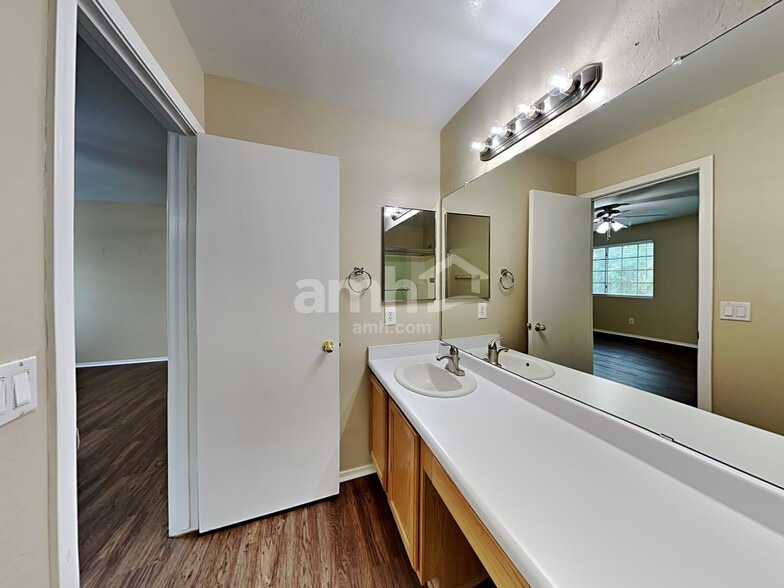 Building Photo - 8621 N 68th Ln