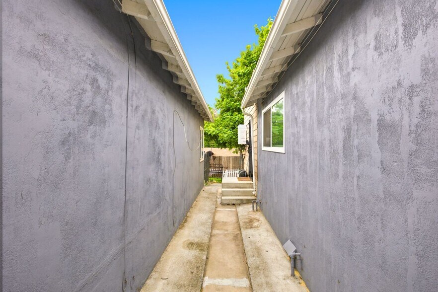 Building Photo - 554 Ritchey St