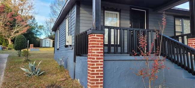 Building Photo - 411 Pinecrest Dr