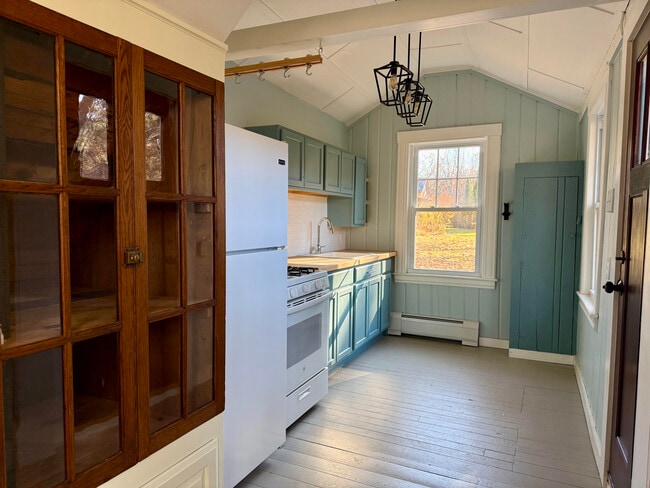 Building Photo - 256 Shelburne Falls Rd