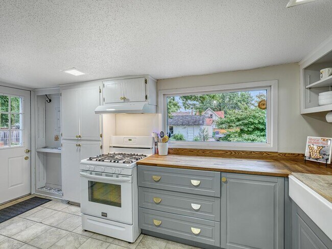 Building Photo - 4319 Harriet Ave