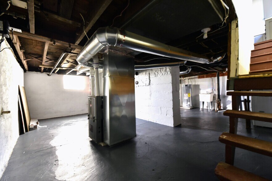 Building Photo - 240 E Duncan St