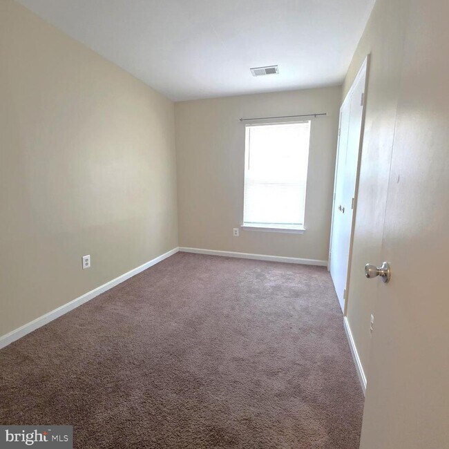 Building Photo - 940 Newington Ct
