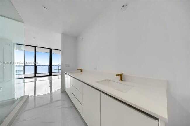 Building Photo - 700 NE 24th St