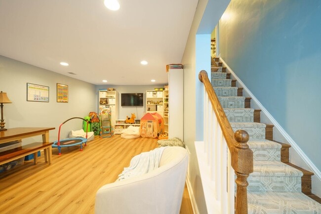 Building Photo - This 3 Bed 2.5 Bath Burke, VA Townhome is a Must See!