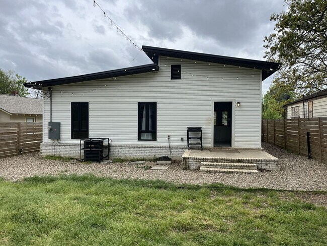 Building Photo - 606 E 23rd St