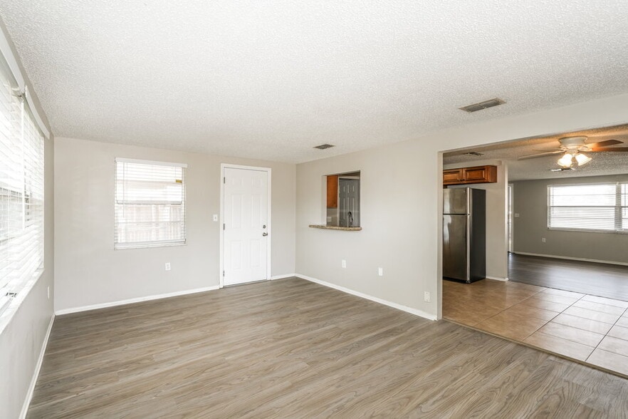 Building Photo - 11610 Meadow Dr