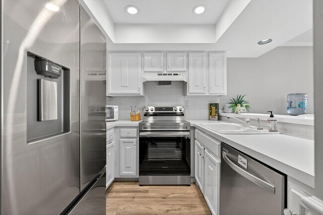 Building Photo - 390 NE Edgewater Dr