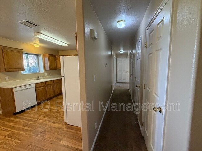 Building Photo - 180 E 100 N