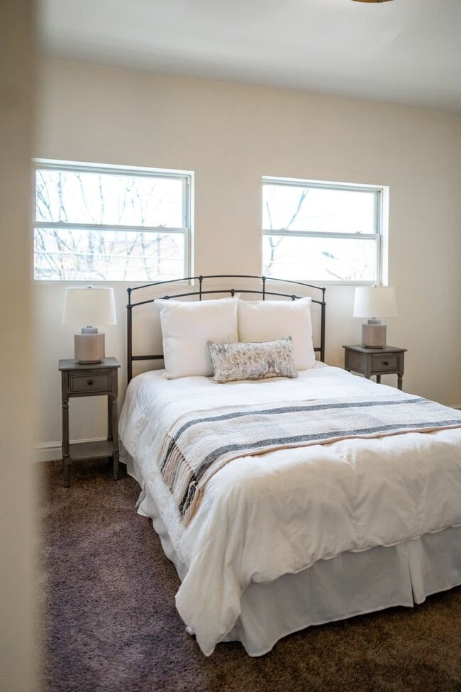 Building Photo - FULLY UPDATED 2 BR, 1 BA Single Family Home in Edgewood - SHARP!