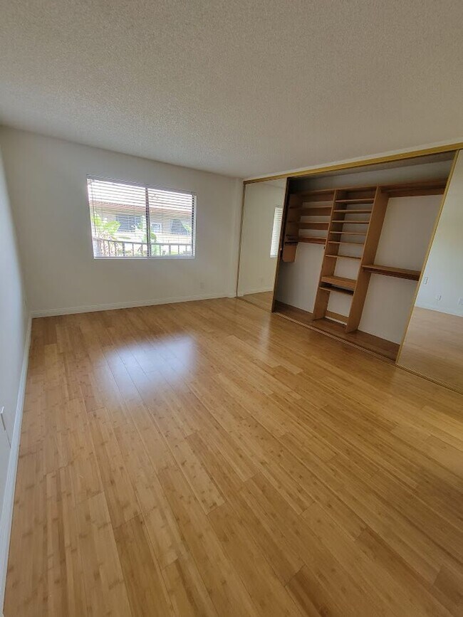 Building Photo - HUGE UPPER 1BD/1.5BA CONDO WITH LOFT, PARKING LAUNDRY AND 2 PRIVATE BALCONIES!!
