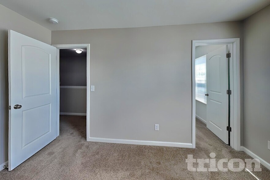 Building Photo - 1705 Sawtooth Ct