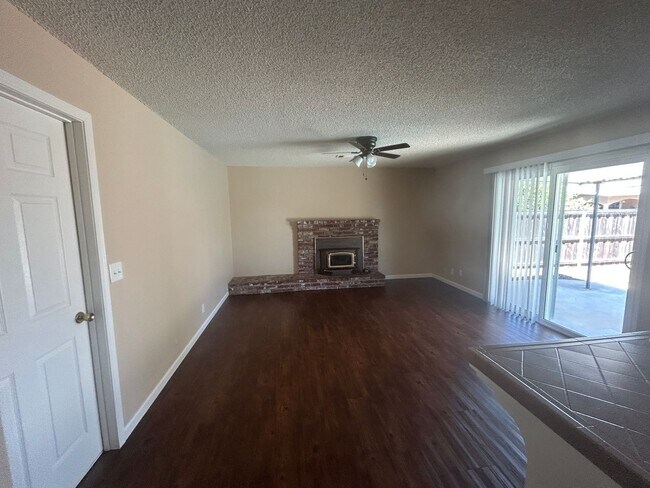 Building Photo - Stay cool in Lemoore in this spacious home...