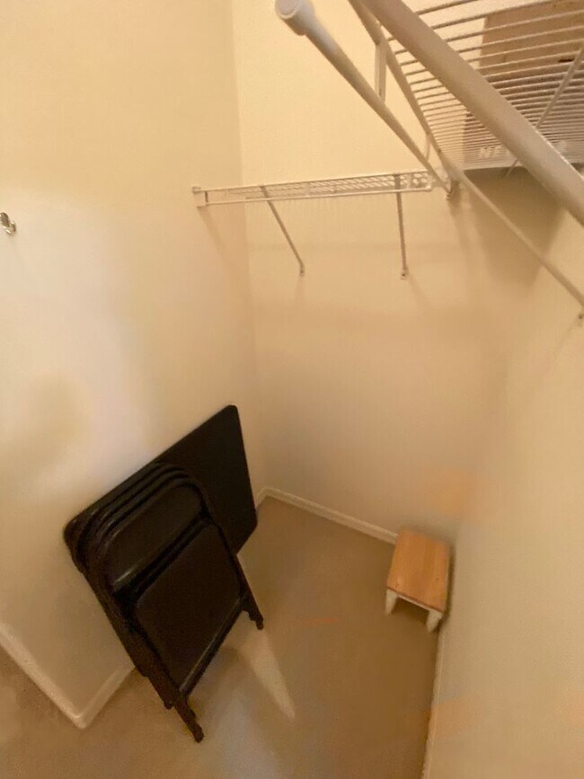 Building Photo - SEASONAL or ANNUAL LEASE. Large 4 Bed + 4 ...