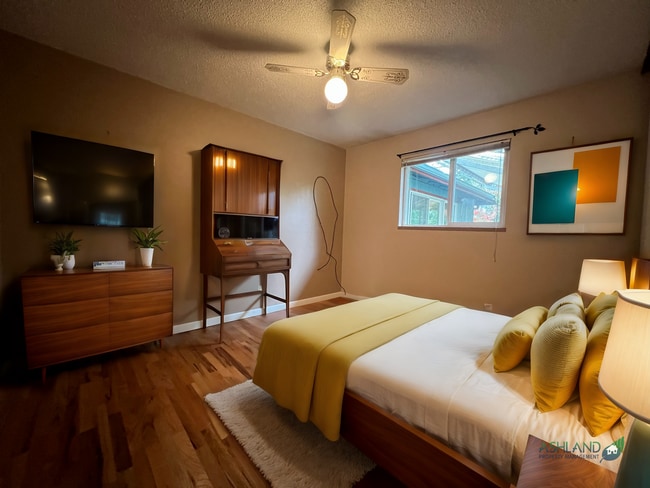 Building Photo - Comfy, four bedroom home in East Medford |...