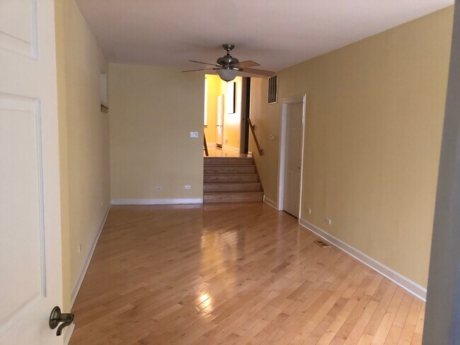 Living room - 2439 W Augusta Blvd