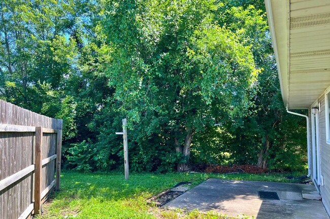 Building Photo - 2509 Hollyhock Dr