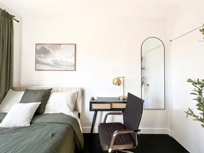 Building Photo - Furnished room/NOT APARTMENT