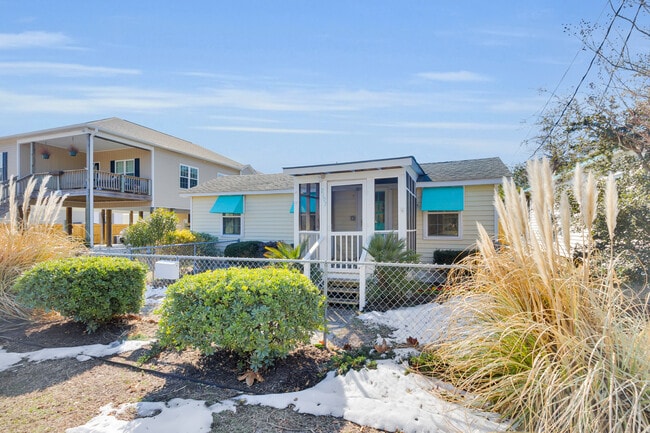 Building Photo - 2107 Bay St