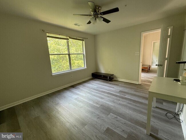 Building Photo - 10019 Vanderbilt Cir