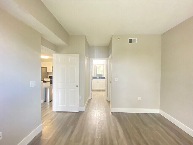 Building Photo - 1 Bedroom / 1 Bath Condo in Gated Community.