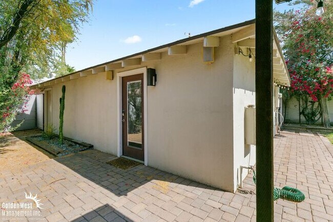 Building Photo - Charming 2Bdm 2Ba Home with Modern ADU in Uptown Phoenix!