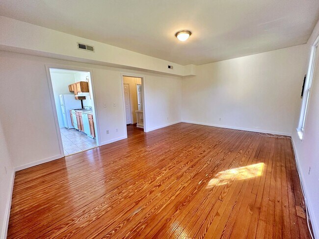 Building Photo - 1208 Avondale Ave