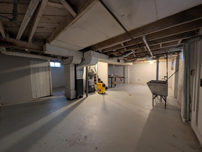 Building Photo - 305 South