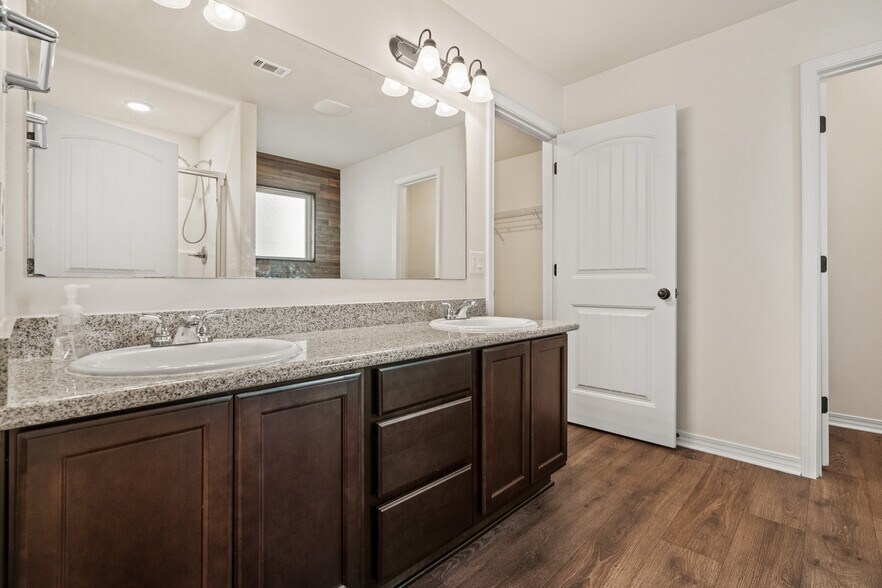 Building Photo - 5555 Peach Dr
