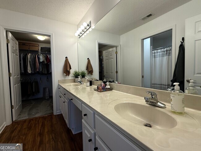 Building Photo - 3050 Orchard Ridge Cir