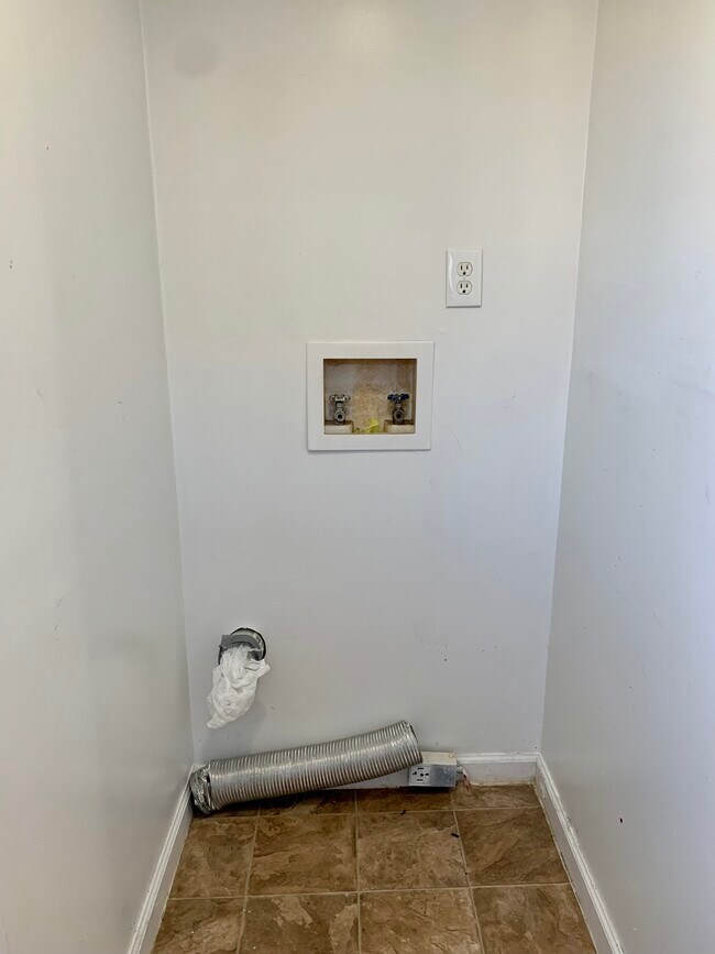 Building Photo - 149 Chichester Ave