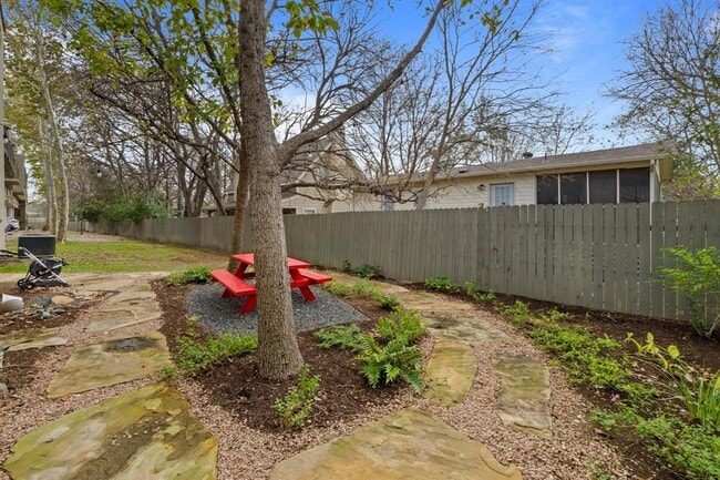 Building Photo - 503 Swanee Dr