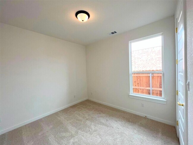 Building Photo - 401 Darley Oak Dr