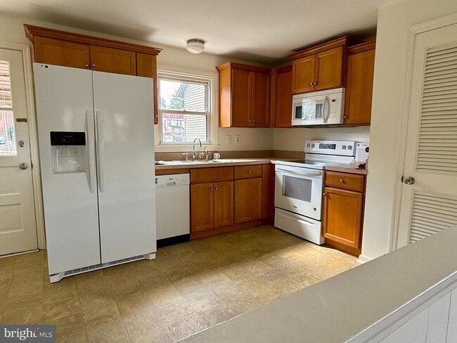 Building Photo - 742 S Matlack St