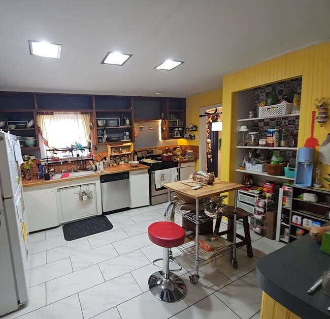 Building Photo - 5329 Locke Ave