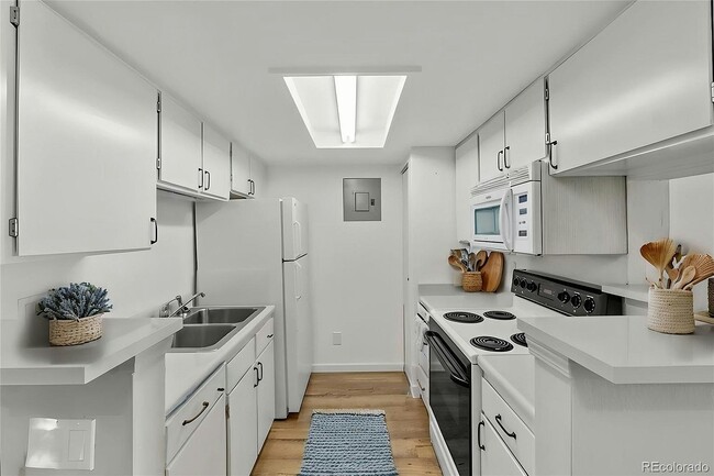 Building Photo - 8555 S Fairmount Dr