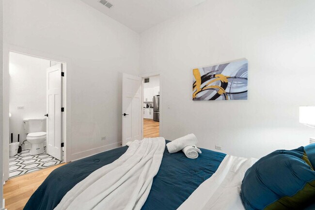 Building Photo - 1941 W Augusta Blvd