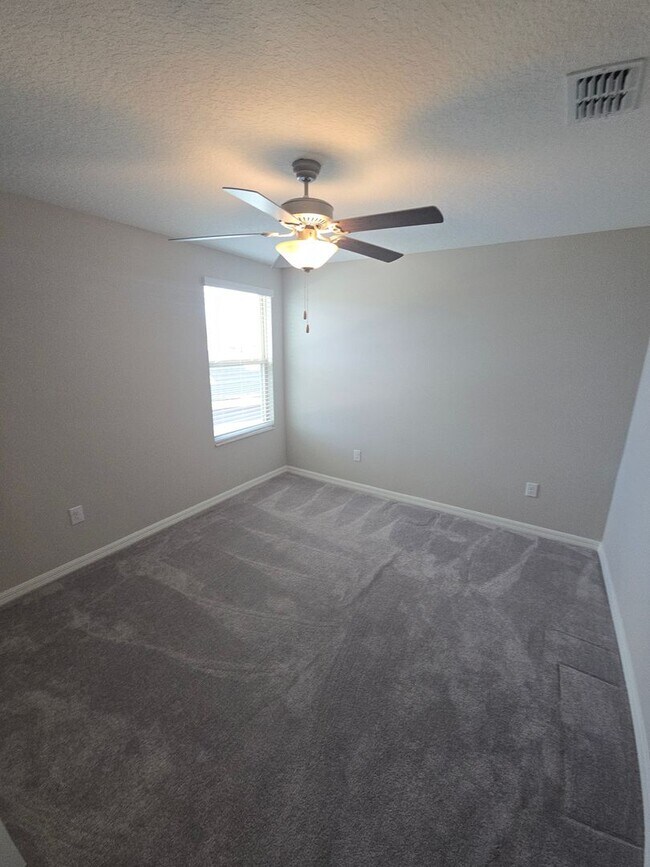 Building Photo - Gorgeous 5-Bedroom, 2.5-Bathroom Home in Riverview