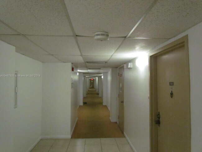 Building Photo - 4158 Inverrary Dr