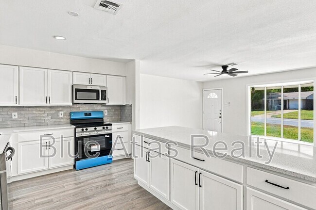 Building Photo - 6008 Golden Gate Dr