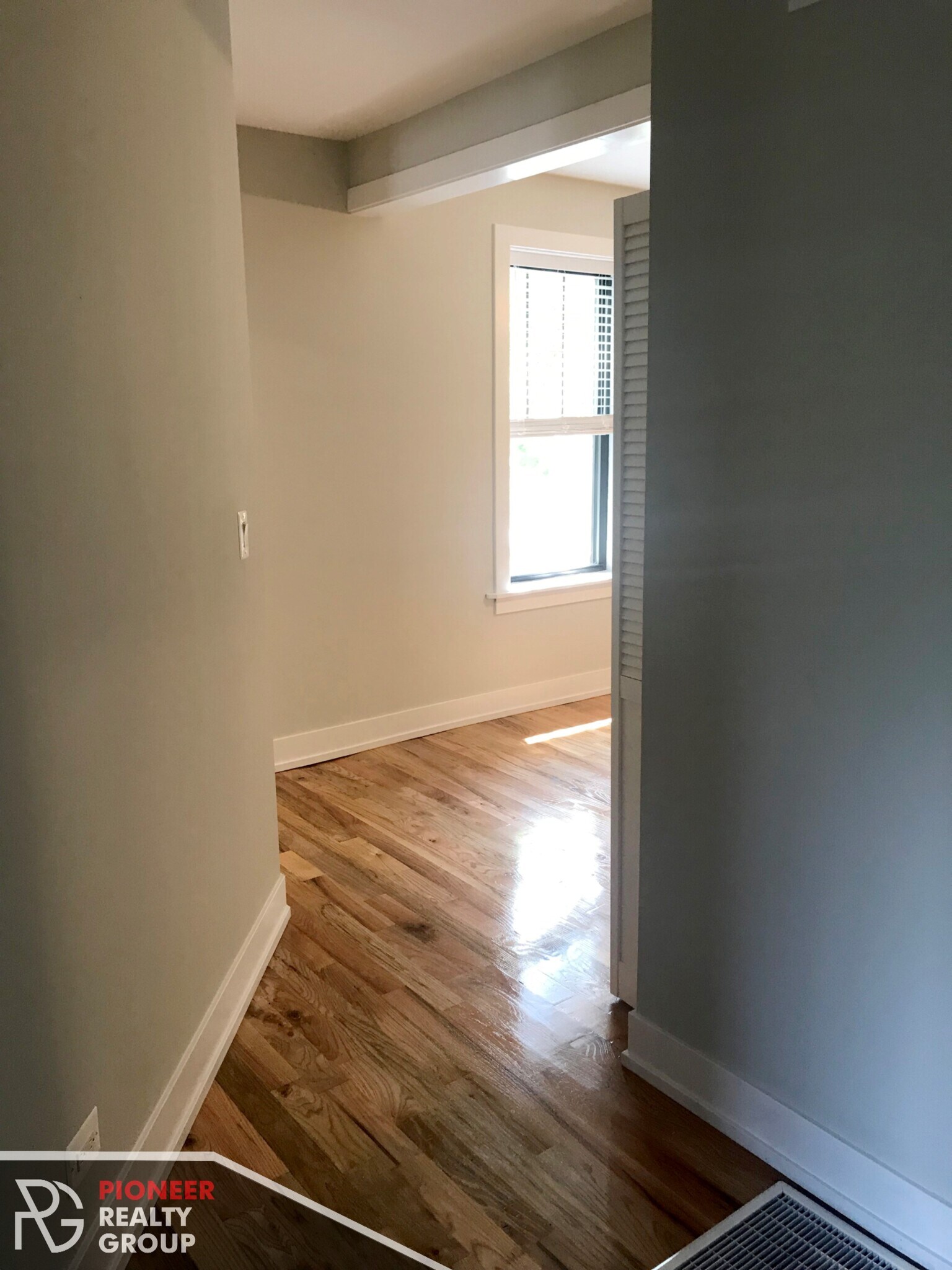 Building Photo - 1450 W Byron Ave