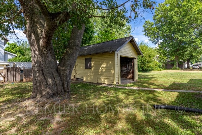 Building Photo - 3 Bed Home with Large Yard & Detached Garage – $1,495/mo
